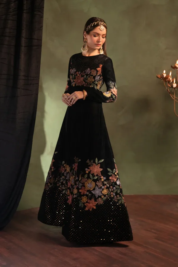 IV-52 Embroidered Velvet | Iznik